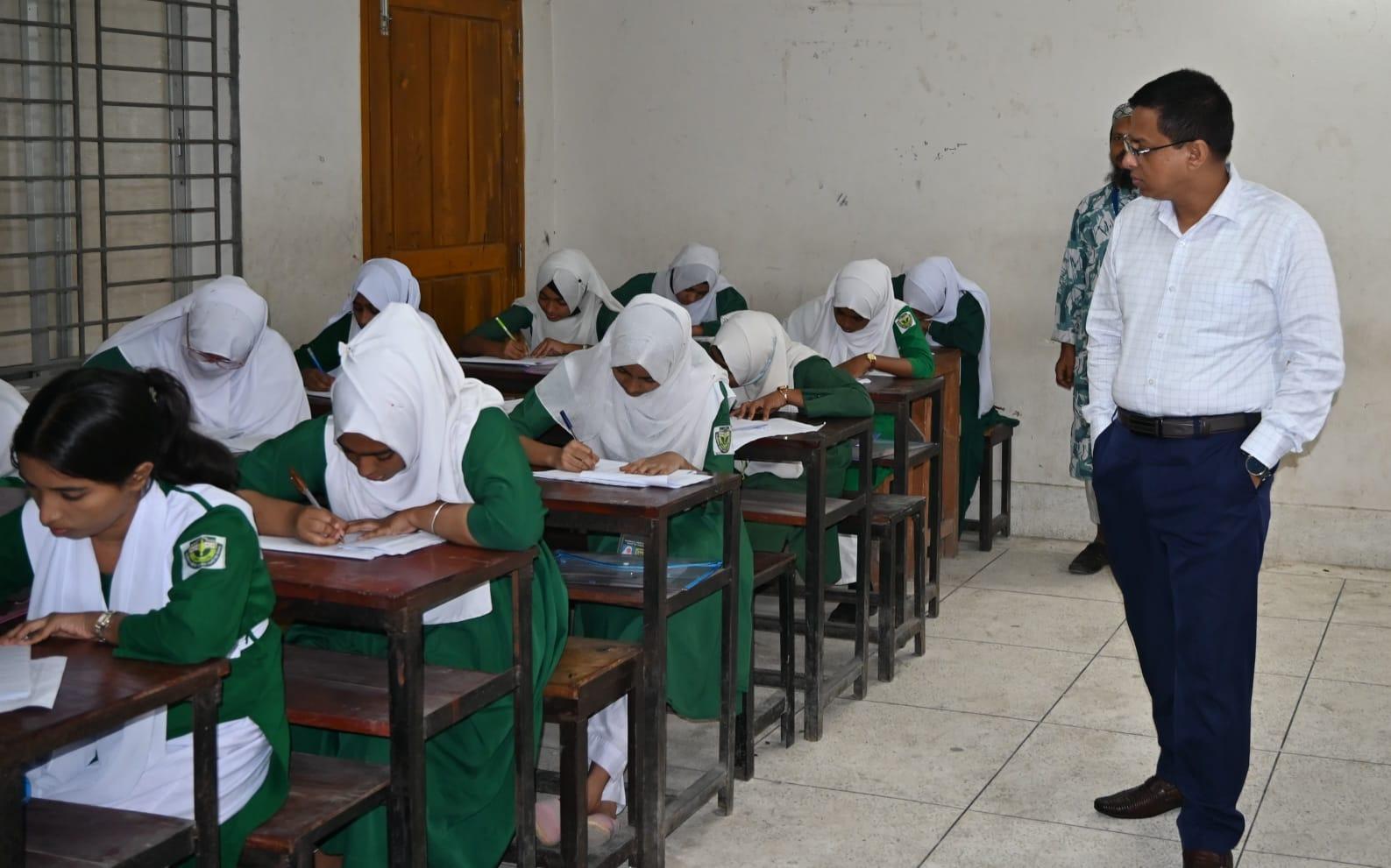 আড়াইহাজারে এসএসসি পরীক্ষা কেন্দ্র পরিদর্শনে জেলা প্রশাসক রায়হান কবির