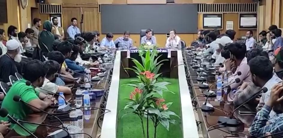 ঢাকা-নারায়ণগঞ্জ লিংক রোডে ফুটওভার ব্রিজের দাবিতে মানববন্ধন ও বিক্ষোভ, ডিসির আশ্বাসে কর্মসূচি স্থগিত