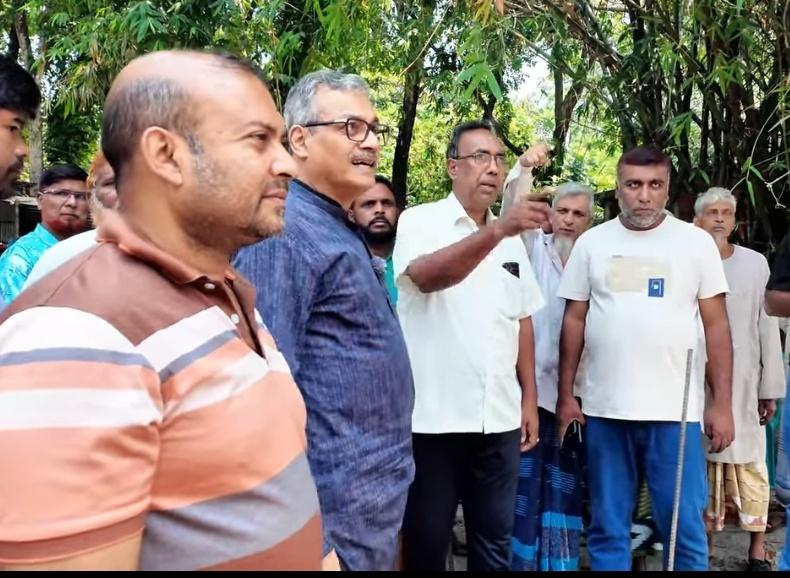 বেলেপুকুরে শিয়ালা কলোনীর জলাবদ্ধতা নিরসনে ড্রেনেজ কাজ পরিদর্শন করেন ------ জেলা পরিষদের প্রশাসক হারুনুর রশিদ