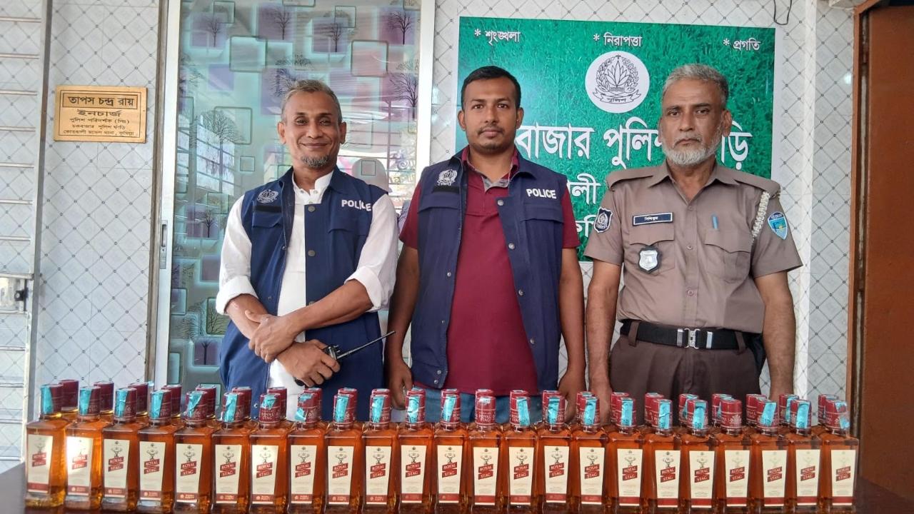 কুমিল্লা চকবাজার পুলিশ ফাড়ির অভিযানে ৪৬ বোতল ভারতীয় মদ উদ্বার