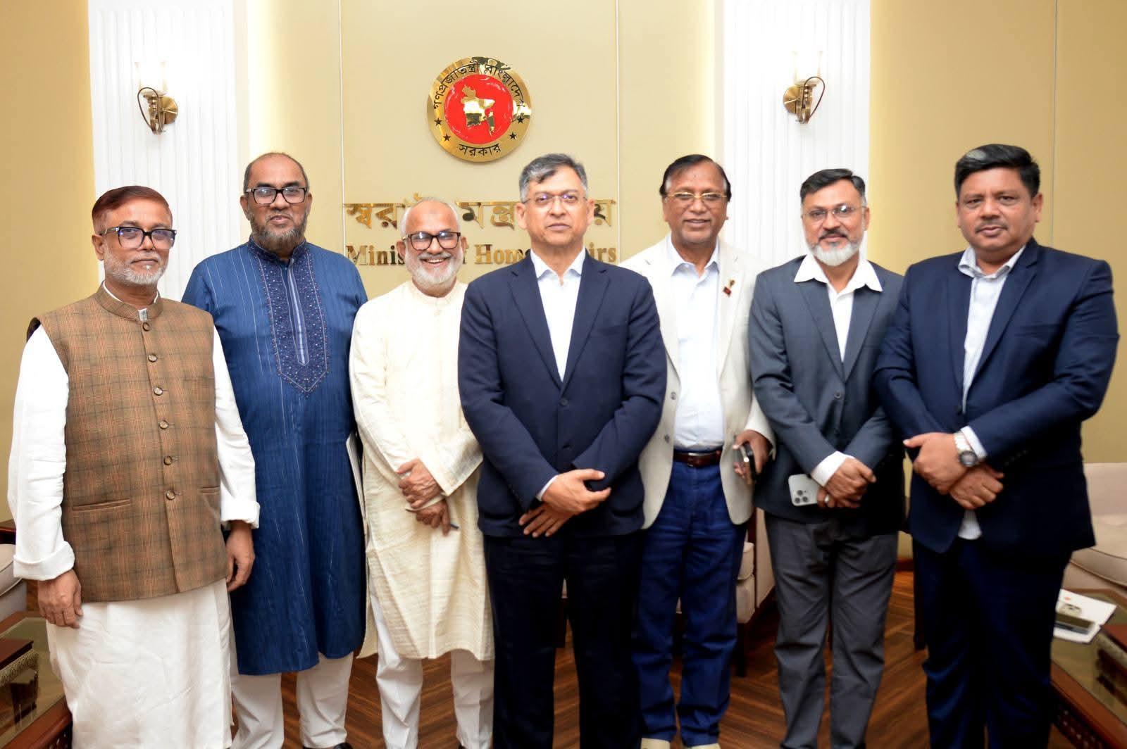 স্বরাষ্ট্রমন্ত্রীর সঙ্গে নবনিযুক্ত ছয় সিটি প্রশাসকের সৌজন্য সাক্ষাৎ