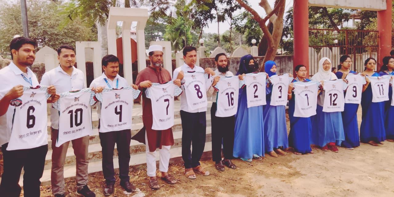 দক্ষিণ গোবিন্দারখীল স্কুলের খেলোয়াড়দের জার্সি উপহার দিলেন সমাজ সেবক দিদারুল আলম।