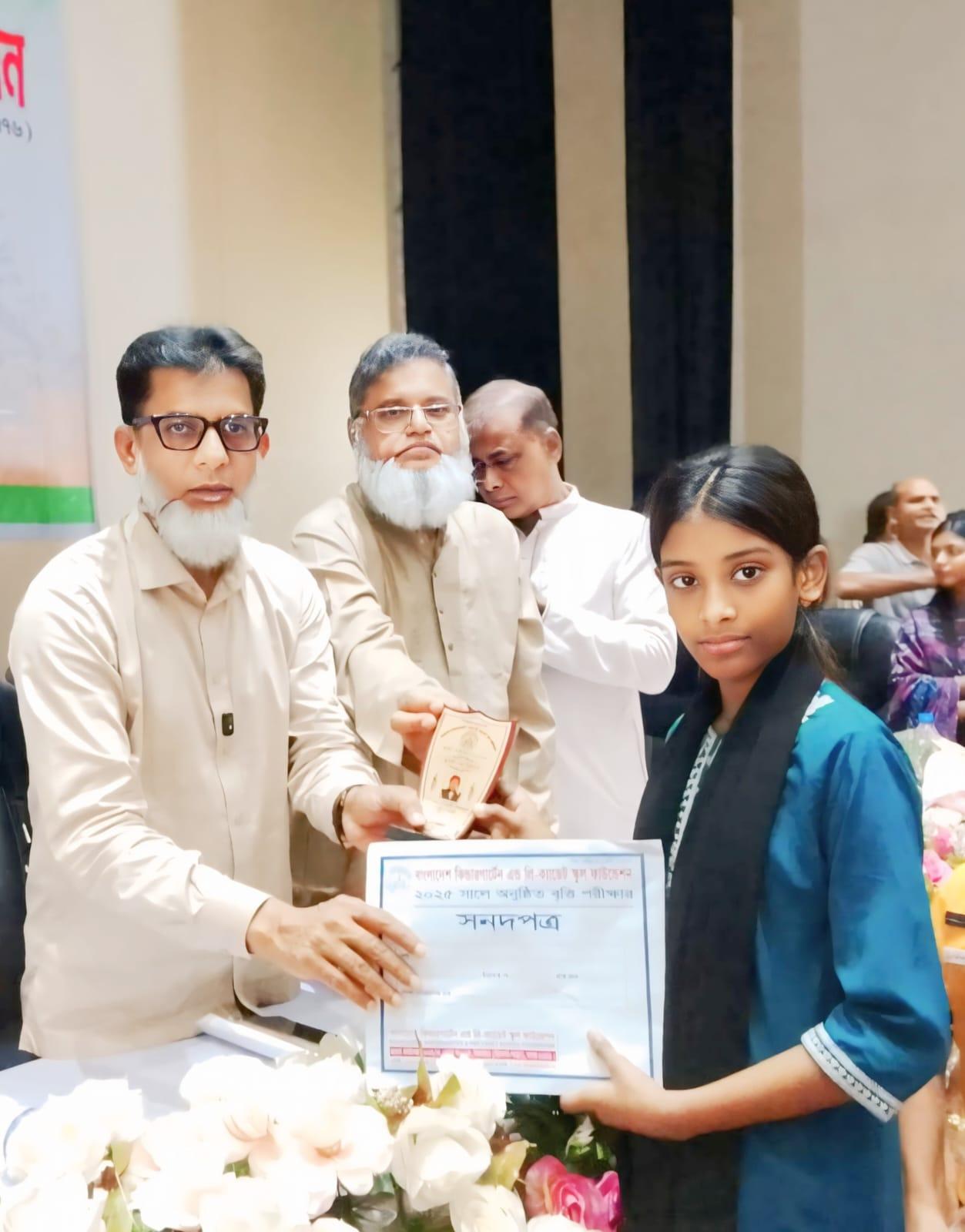 নিউ ঢাকা মডার্ন পাবলিক স্কুল এন্ড কলেজের ২০২৫ সালের অনুষ্ঠিত বৃত্তি পরীক্ষায় কৃতিত্বের সঙ্গে বৃত্তি অর্জন করেছে সামান্তা চৌধুরী সিমরান।