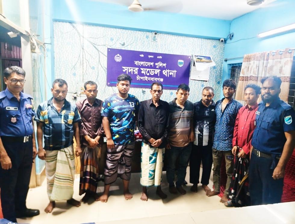 চাঁপাইনবাবগঞ্জ পুলিশের  বিশেষ অভিযানে ৮ আসামি গ্রেপ্তার