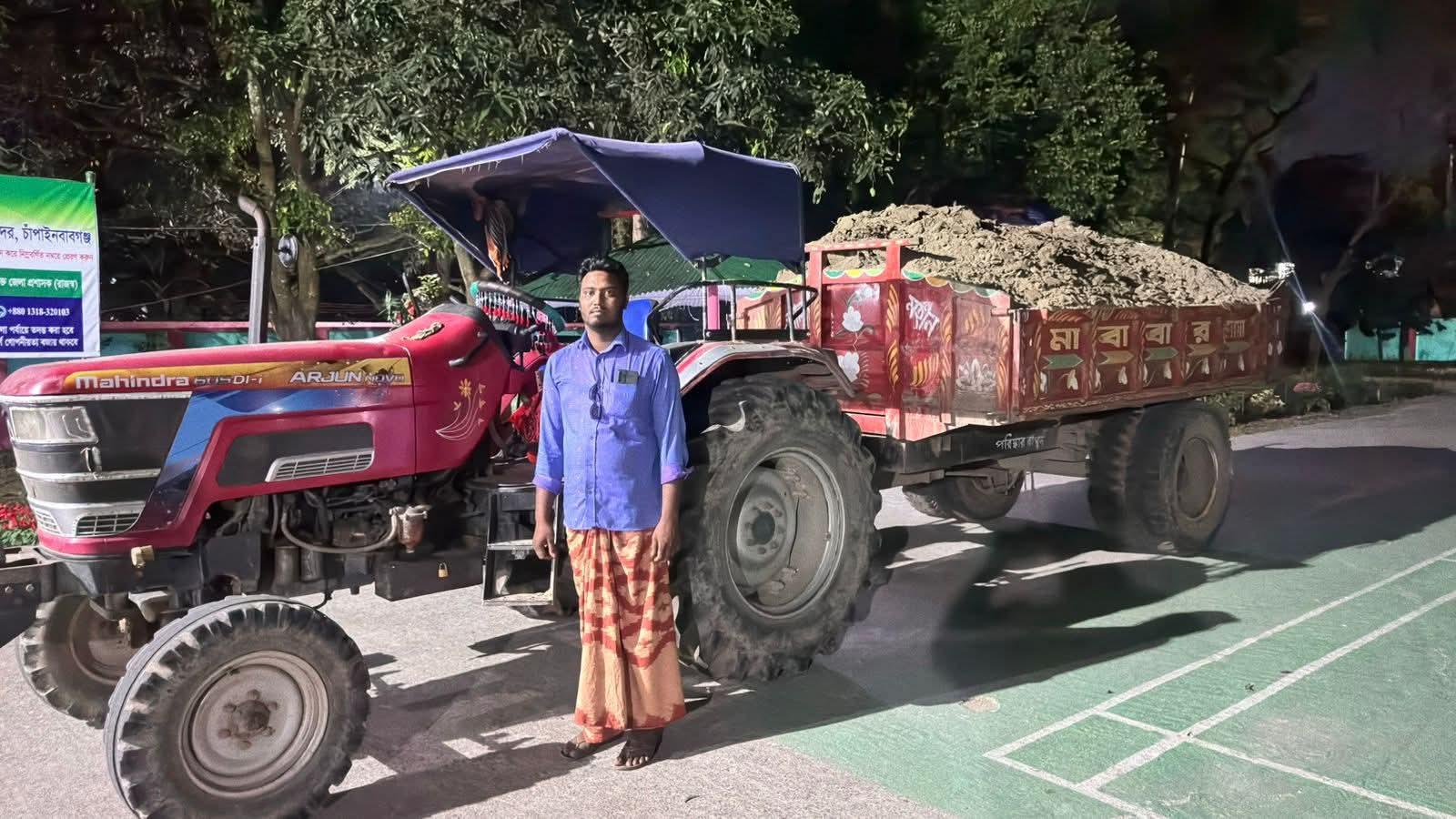 পদ্মা নদী থেকে অবৈধভাবে মাটি উত্তোলন চাঁপাইনবাবগঞ্জে ট্রাক্টরসহ আটক ১, জরিমানা