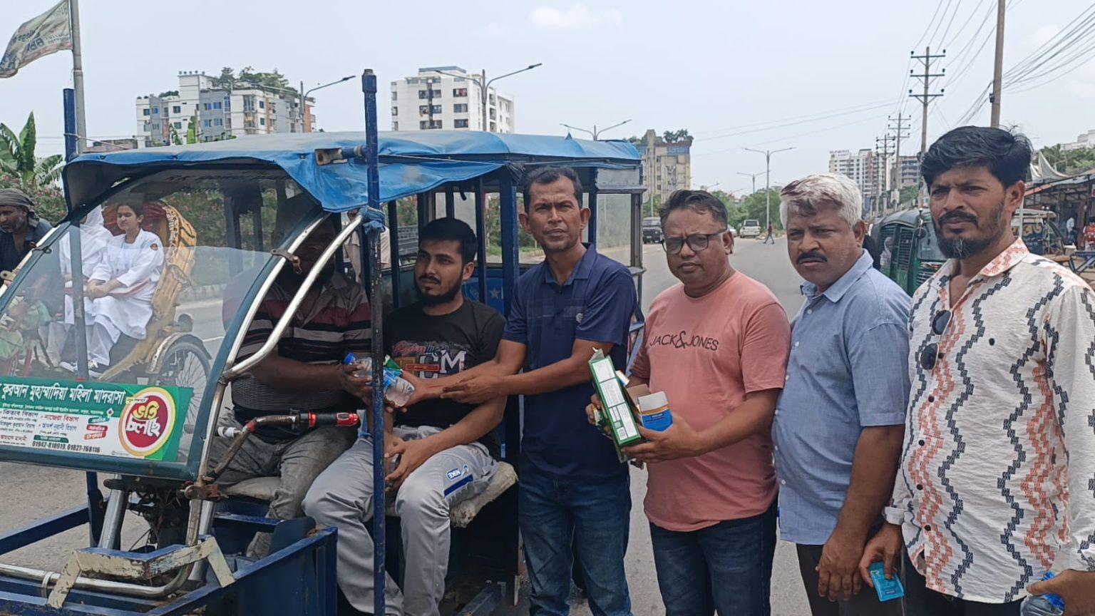 নারায়নগঞ্জ জার্নালিস্ট ইউনিটি’র পক্ষ থেকে শ্রমজীবী মানুষের মাঝে পানি ও খাবার স্যালাইন বিতরণ