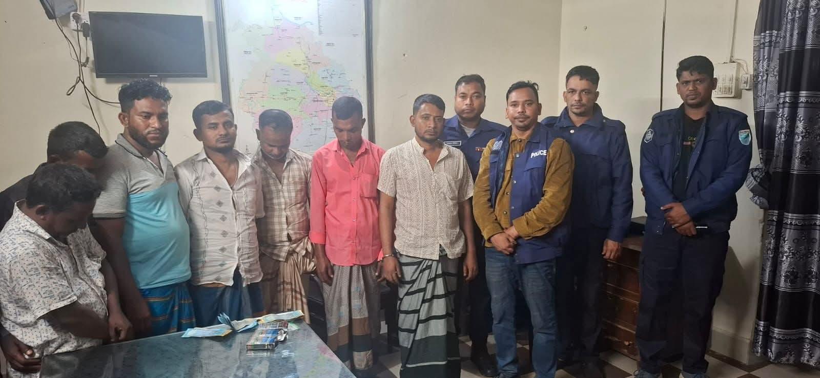 মৌলভীবাজারে জুয়ার আসরে অভিযান: নগদ টাকা ও সরঞ্জামসহ ৭ জুয়াড়ি আটক