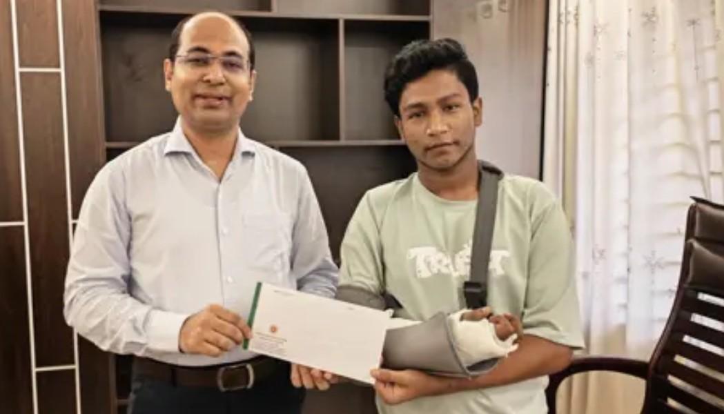 জুলাইযোদ্ধা ফয়সালের পাশে সদর ইউএনও, উন্নত চিকিৎসায় অনুদানের চেক প্রদান