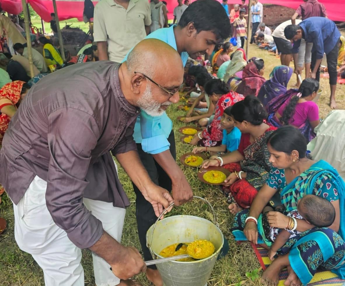 পটিয়ার কেলিশহরে রথযাত্রা   সদ্ভাব্য চেয়ারম্যান প্রার্থী জসিম উদ্দিনের খিচুড়ি বিতরণ