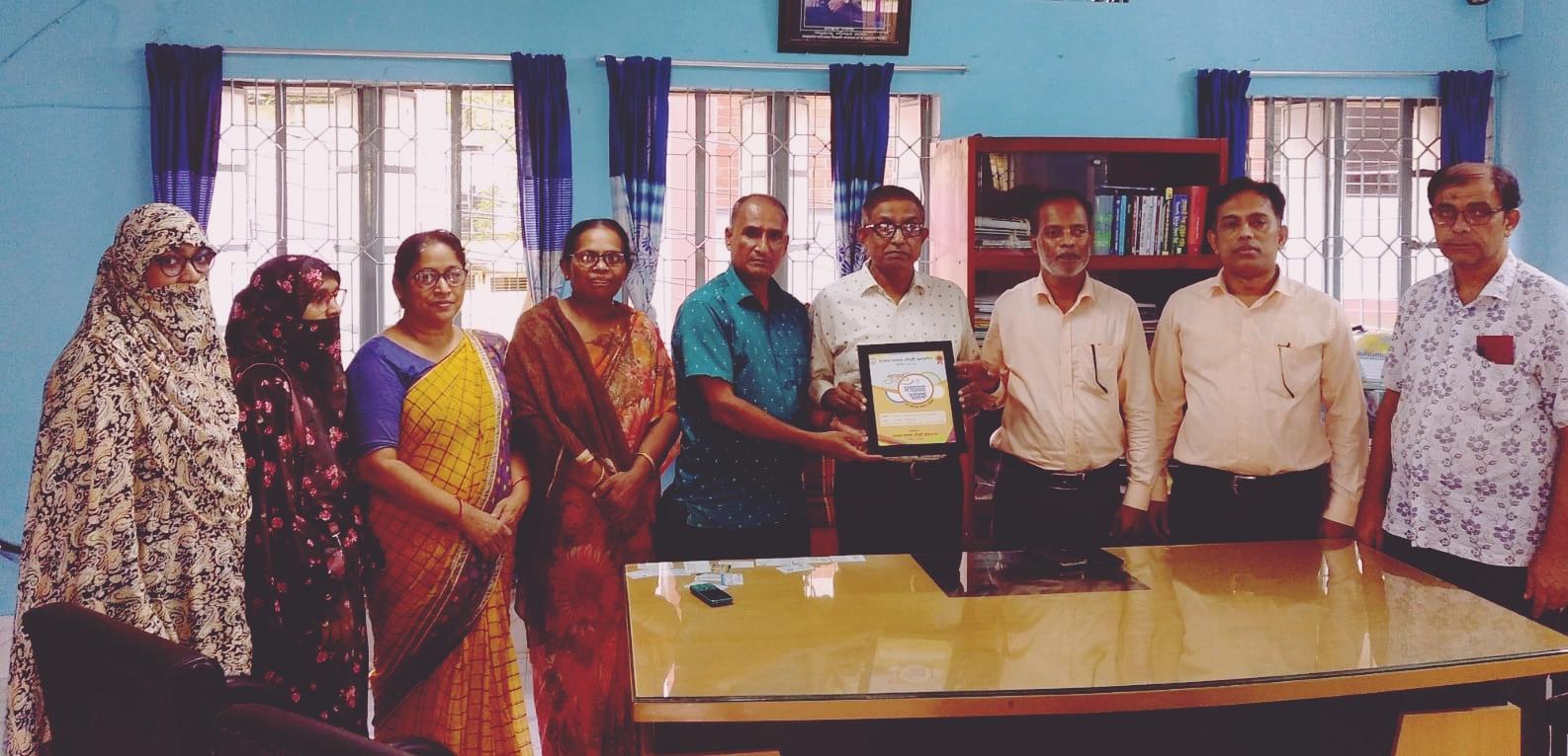 পটিয়া খলিলুর রহমান স্কুলের প্রধান শিক্ষক শামসুল সিদ্দিক হাফেজ আহমদচৌধুরী স্কলারশিপ সন্মাননা স্মারক প্রদান