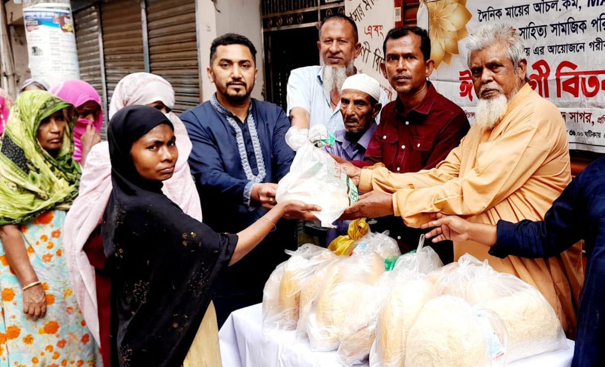 মায়ের আঁচল সাহিত্য সামাজিক মৈত্রী পরিষদ কর্তৃক শতাধিক গরিব অসহায় মানুষের মাঝে ঈদ সামগ্রী বিতরণ