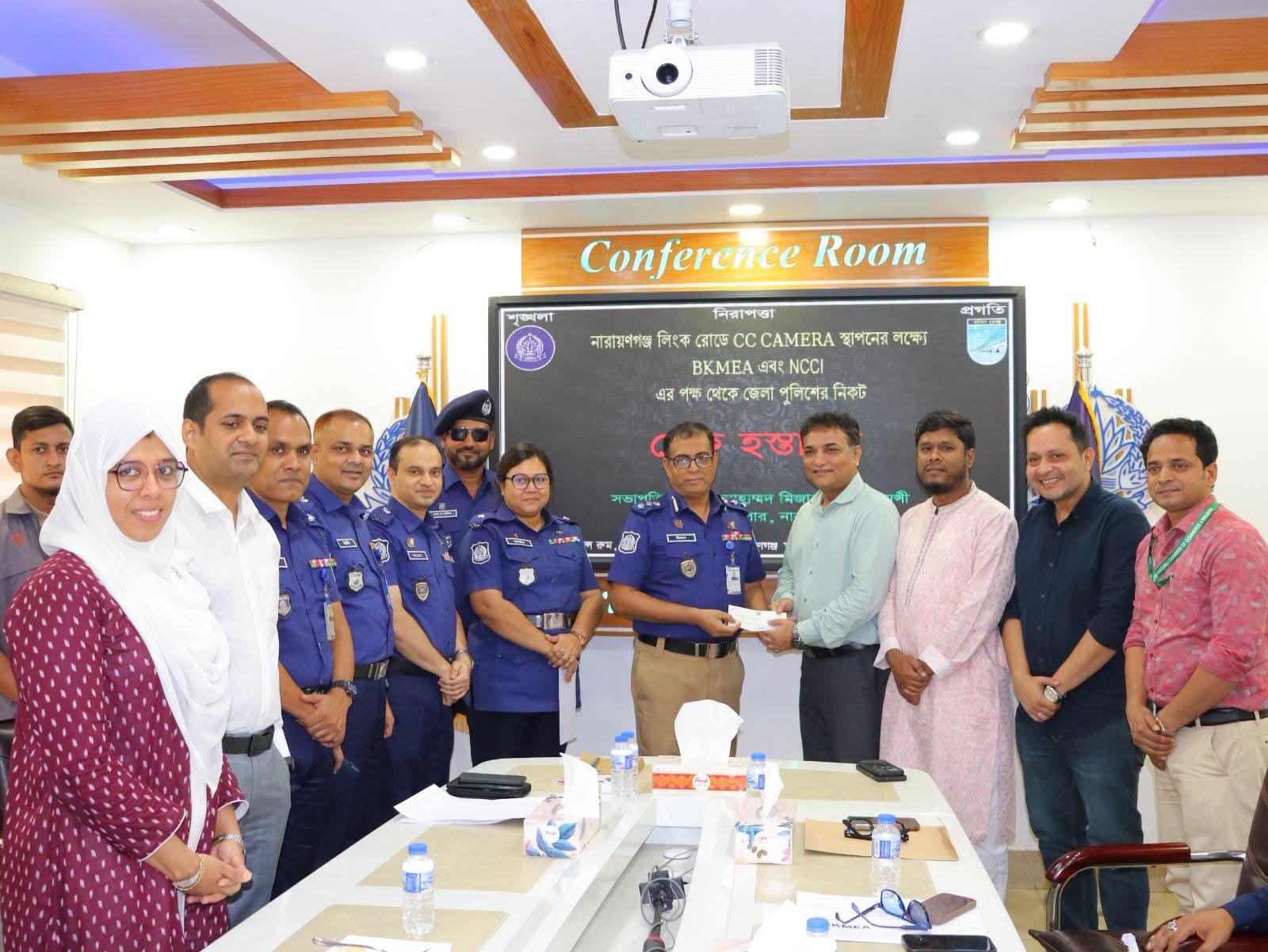 নারায়ণগঞ্জ লিংক রোডে সিসি ক্যামেরা স্থাপনে BKMEA ও NCCI-এর ৭ লক্ষ টাকার চেক হস্তান্তর