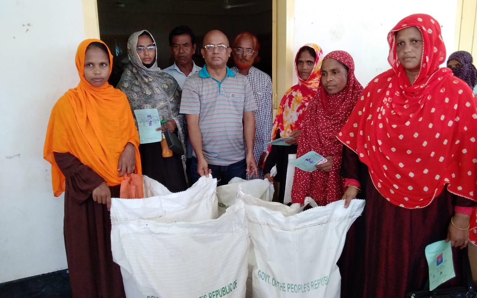 ধনবাড়ীর বলিভদ্র ইউনিয়নে ভিজিডি কার্ডধারীদের মাঝে চাল বিতরণ