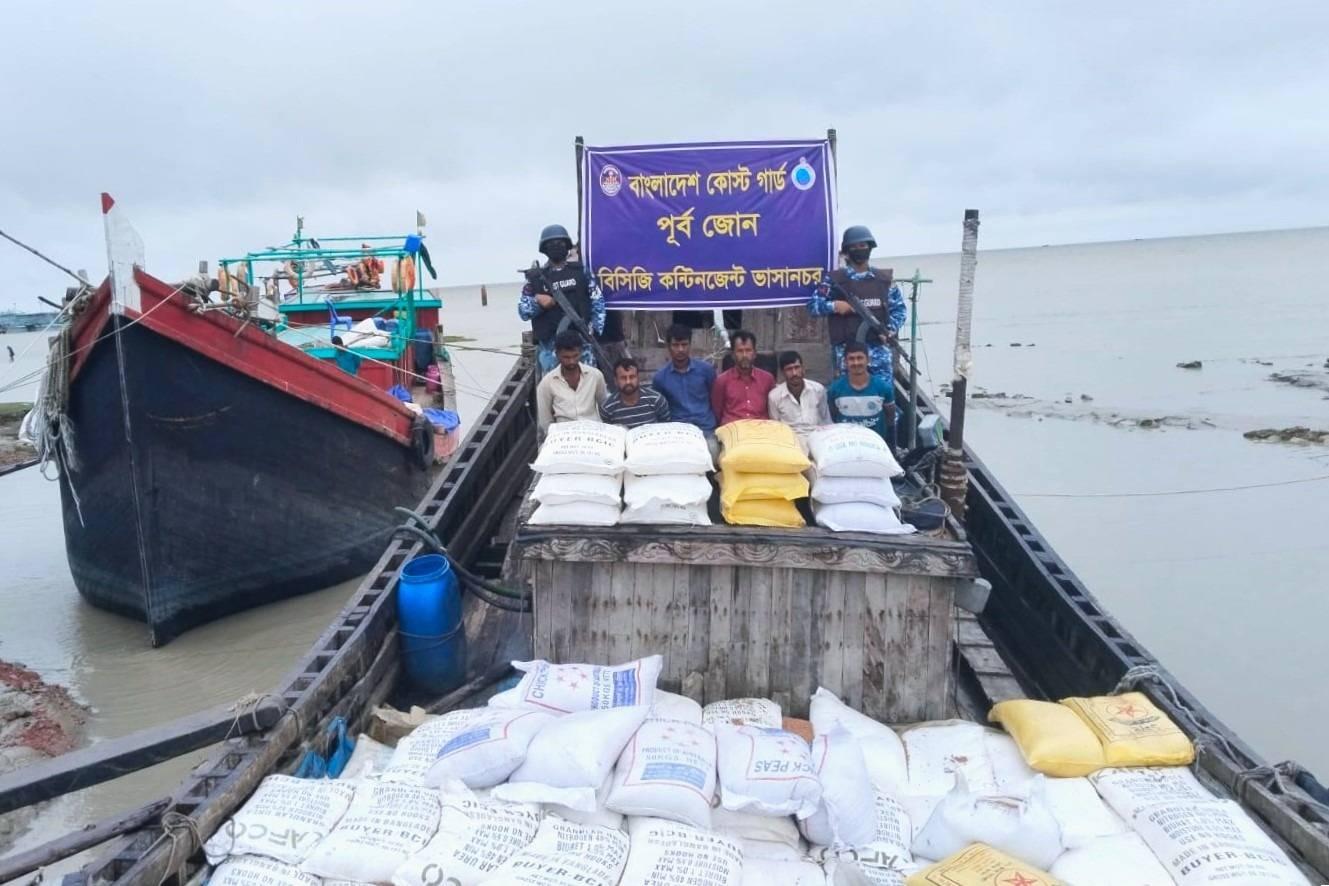 মিয়ানমারে পাচারকালে বিপুল পরিমাণ সার-ডাল জব্দ, ৬ পাচারকারী আটক