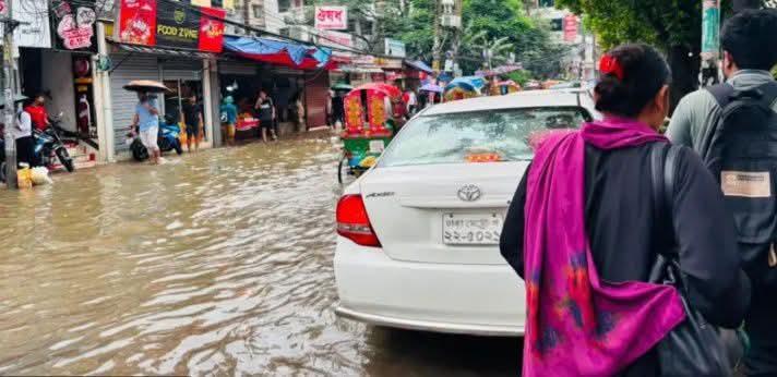প্রকৃতির রুদ্ররোষ ও মানবিক বিপর্যয়: অকাল বন্যায় ভাসছে জনপদ, স্তব্ধ জনজীবন