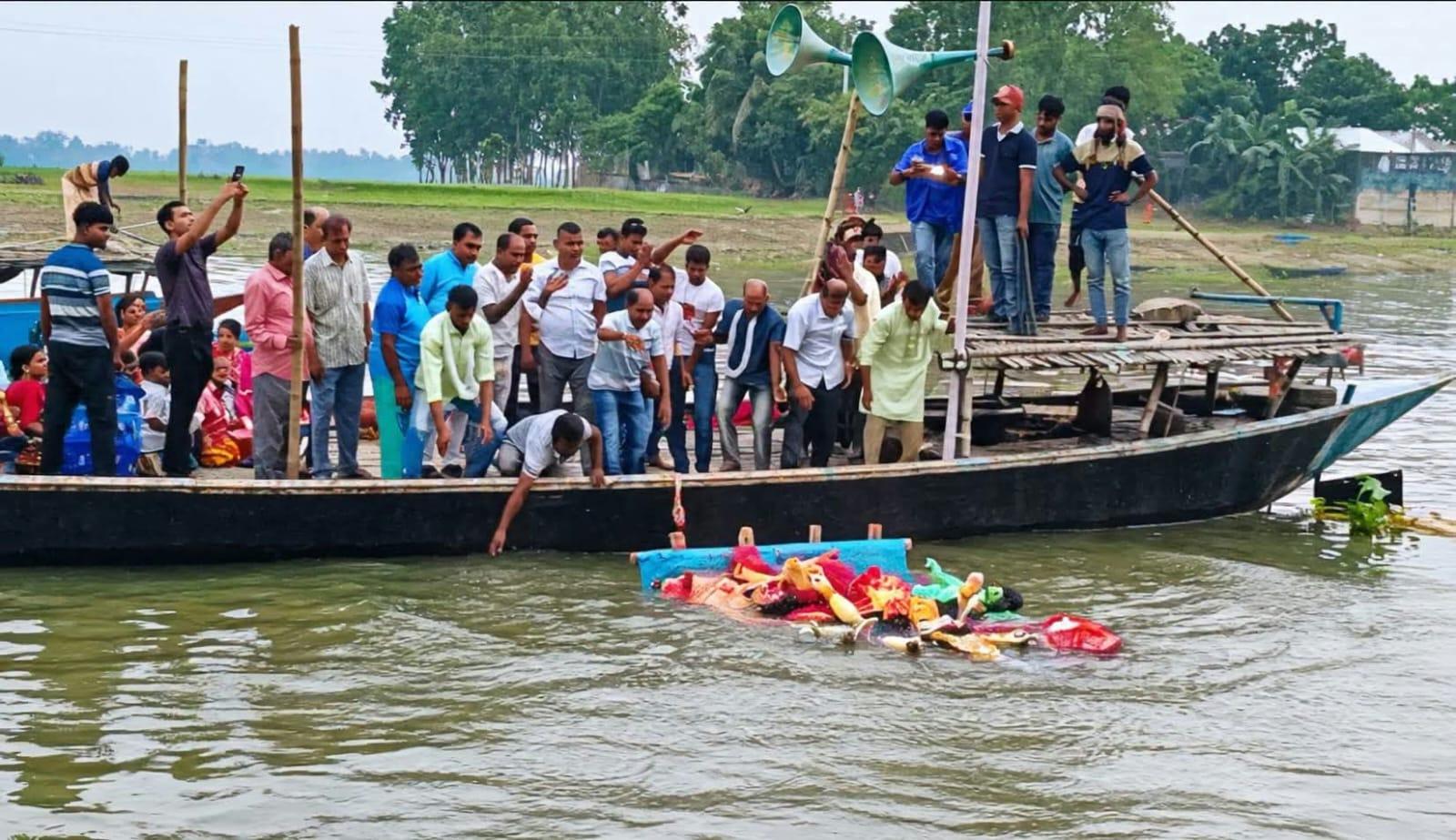 ভাঙ্গুড়ায় বড়াল-গুমানি নদীতে প্রতিমা  বিসর্জন, শেষ হলো শারদীয় দুর্গোৎসব