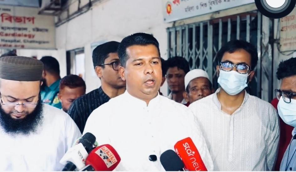 ধর্ষণচেষ্টার শিকার শিশুকে দেখতে হাসপাতালে ডিসি জাহিদুল, সামাজিক প্রতিরোধ গড়ার আহ্বান