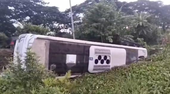কুমিল্লায় মেডিকেল কলেজ শিক্ষার্থীদের বাস খাদে, আহত-২০