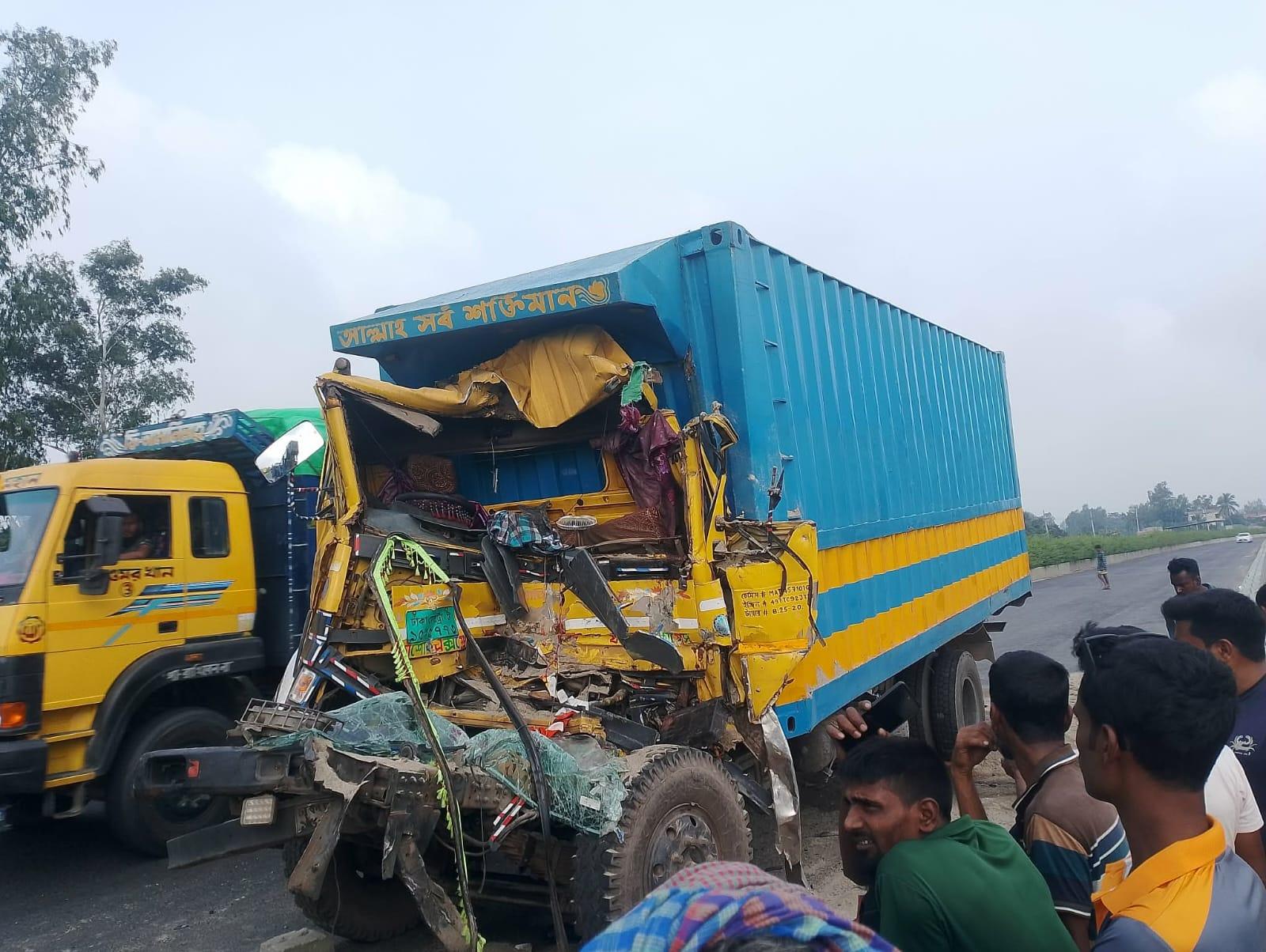 রায়গঞ্জে ডাম্প ট্রাকের ধাক্কায় চালক নিহত, হেলপার গুরুতর আহত