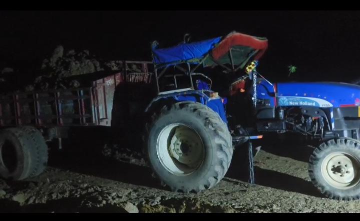 চাঁপাইনবাবগঞ্জে অবৈধভাবে মাটি কাটার দায়ে ২জন গ্রেপ্তার: ২টি ট্র‍্যাক্টর ও ১টি এস্কেভেটর জব্দ