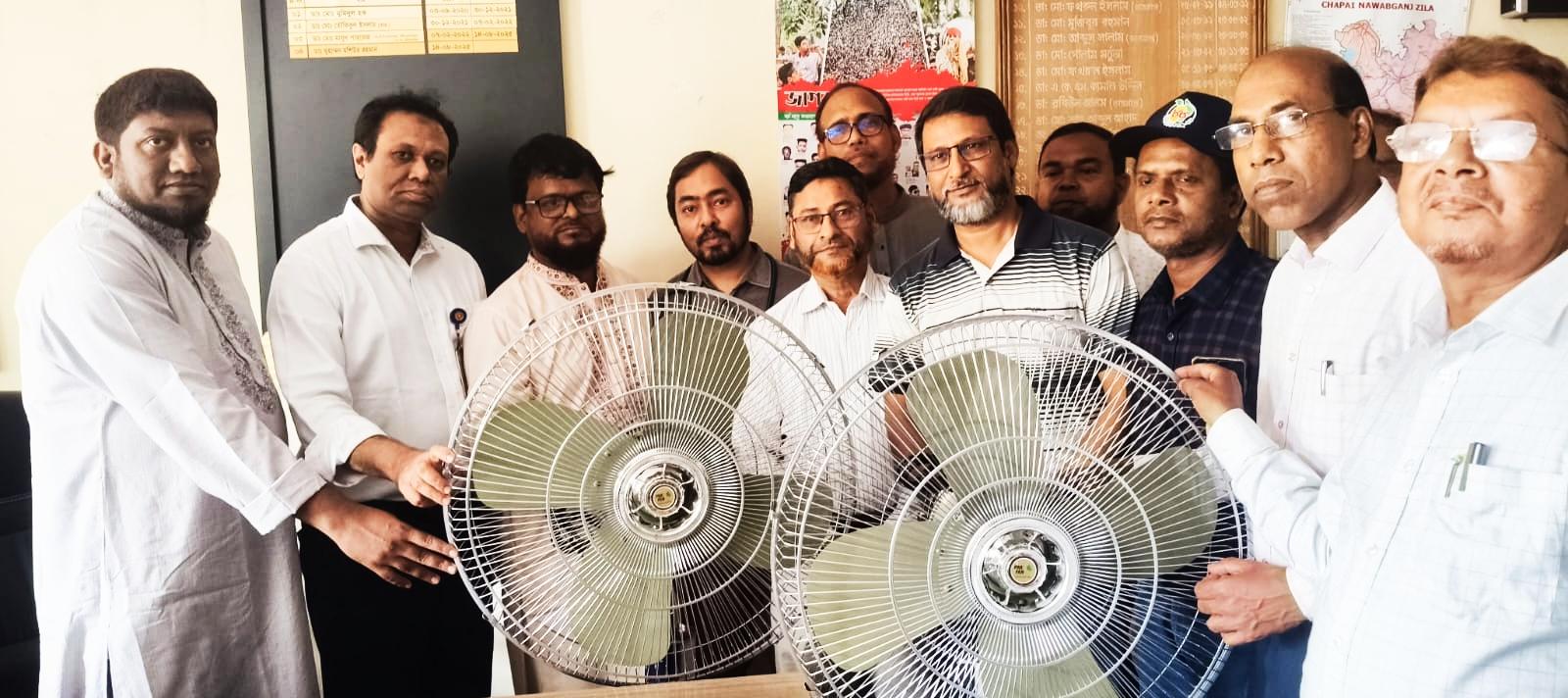 সদর হাসপাতালে রোগীর চাপ বাড়ায় ২ টি পাক ফ্যান হস্তান্তর করেন নজেকশিস