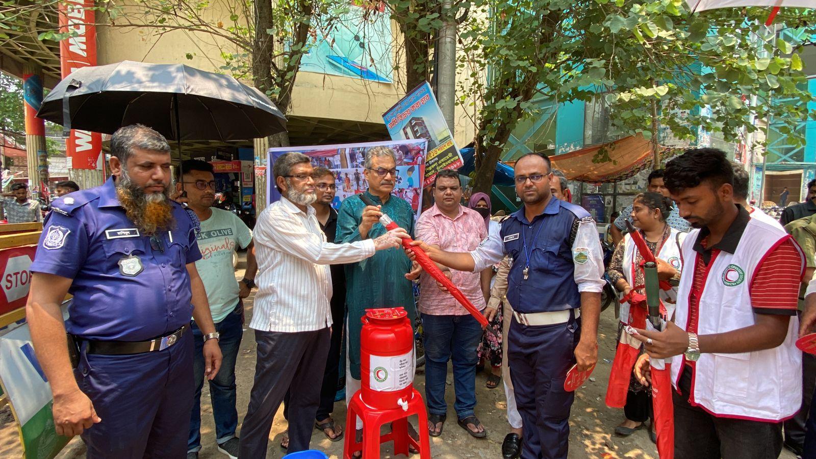 চাঁপাইনবাবগঞ্জে রেড ক্রিসেন্ট সোসাইটির পথচারীদের পানি, ছাতা ও হাতপাখা বিতরণ