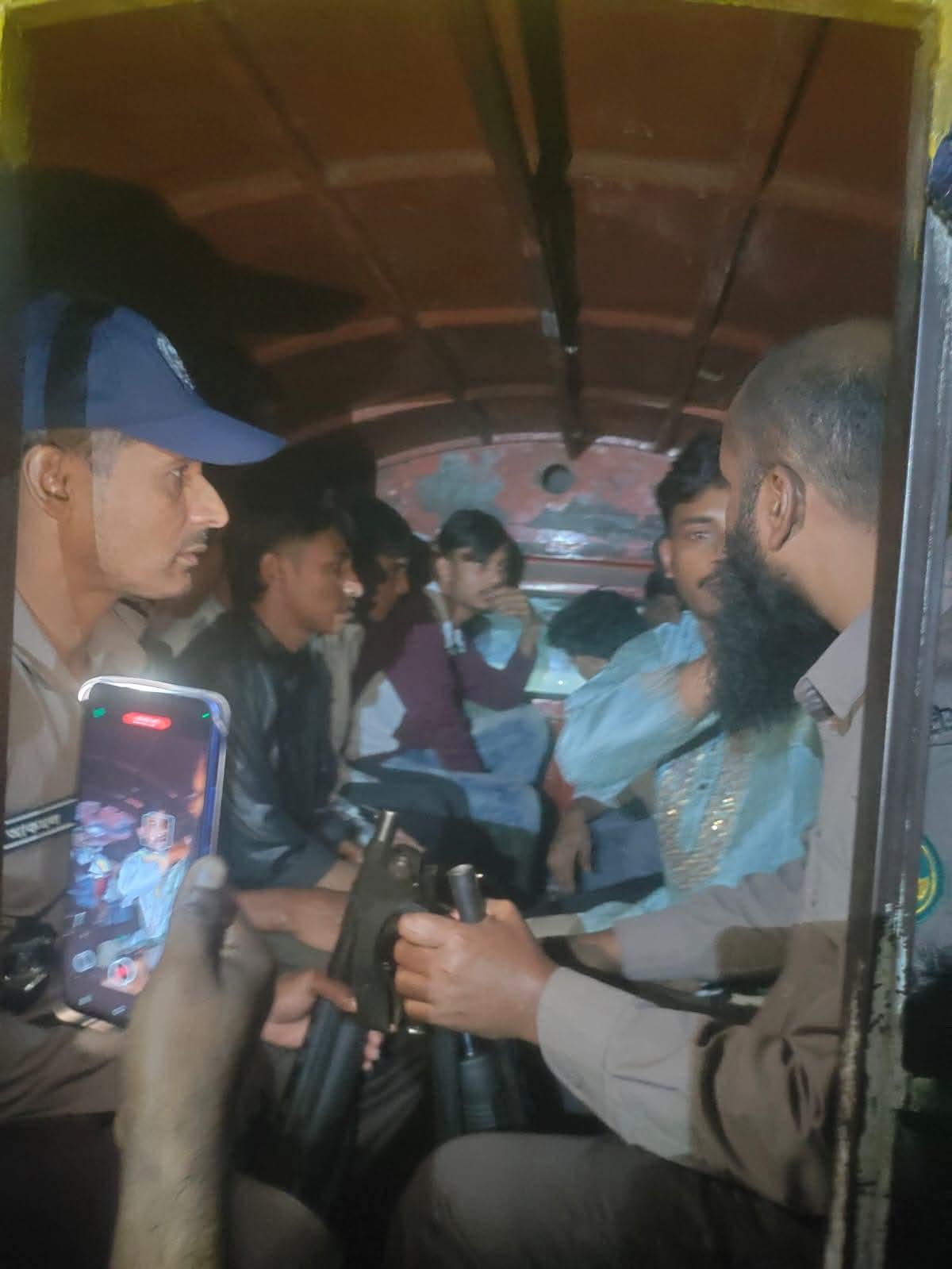 চন্দ্রিমা উদ্যানে আনসারের তৎপরতায় ১০ ছিনতাইকারী আটক