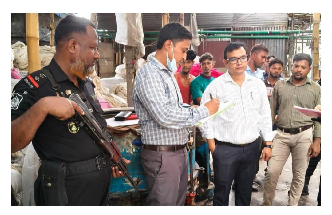 ডিএনডি খাল দূষণের দায়ে আকবর ডাইং-কে মোবাইল কোর্ট অভিযান ৫০ হাজার টাকা জরিমানা