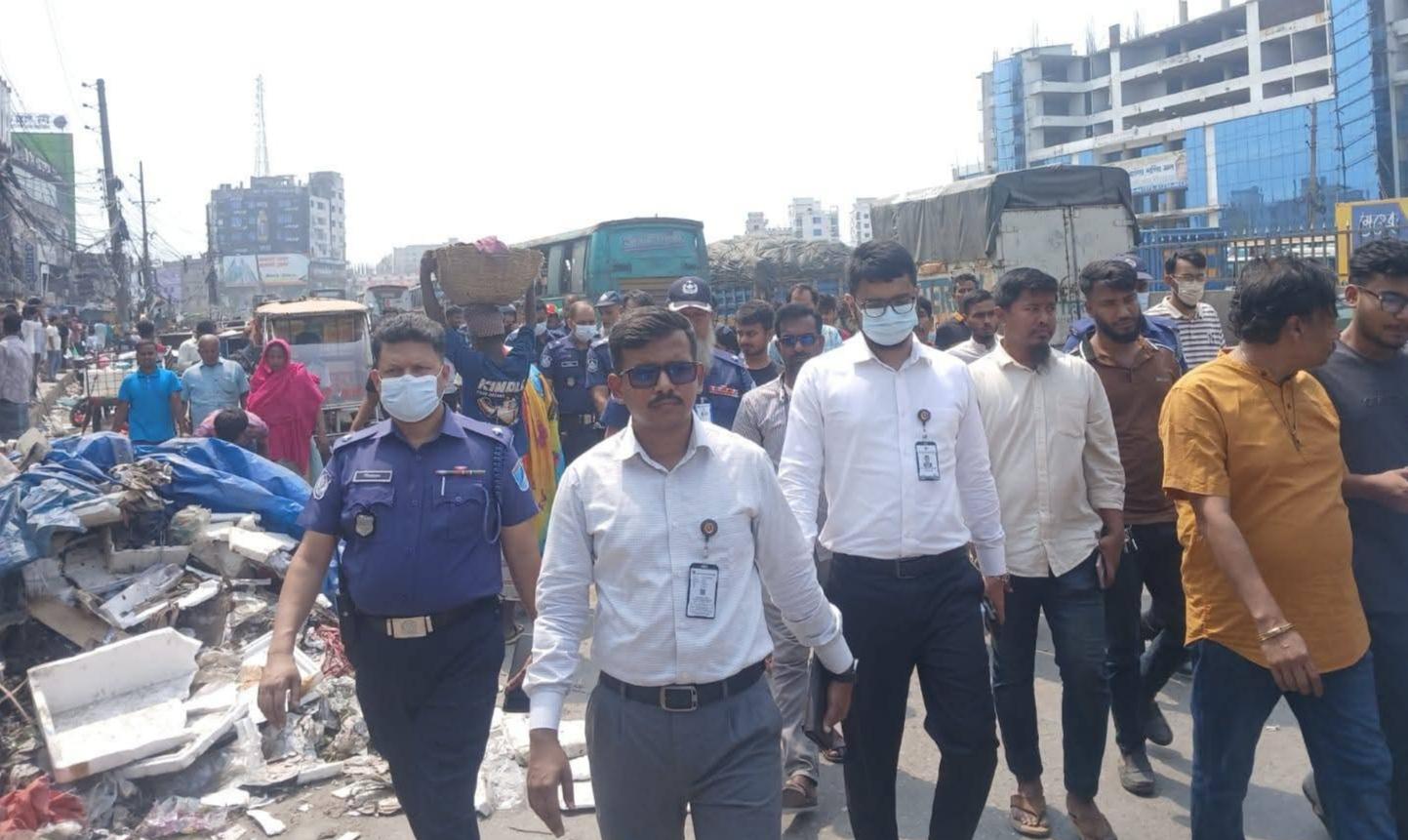 চিটাগাংরোড সড়ক ও জনপথে গড়ে উঠা অবৈধ দোকানপাট ও স্থাপনার বিরুদ্ধে ভ্রাম্যমান আদালতের উচ্ছেদ অভিযান