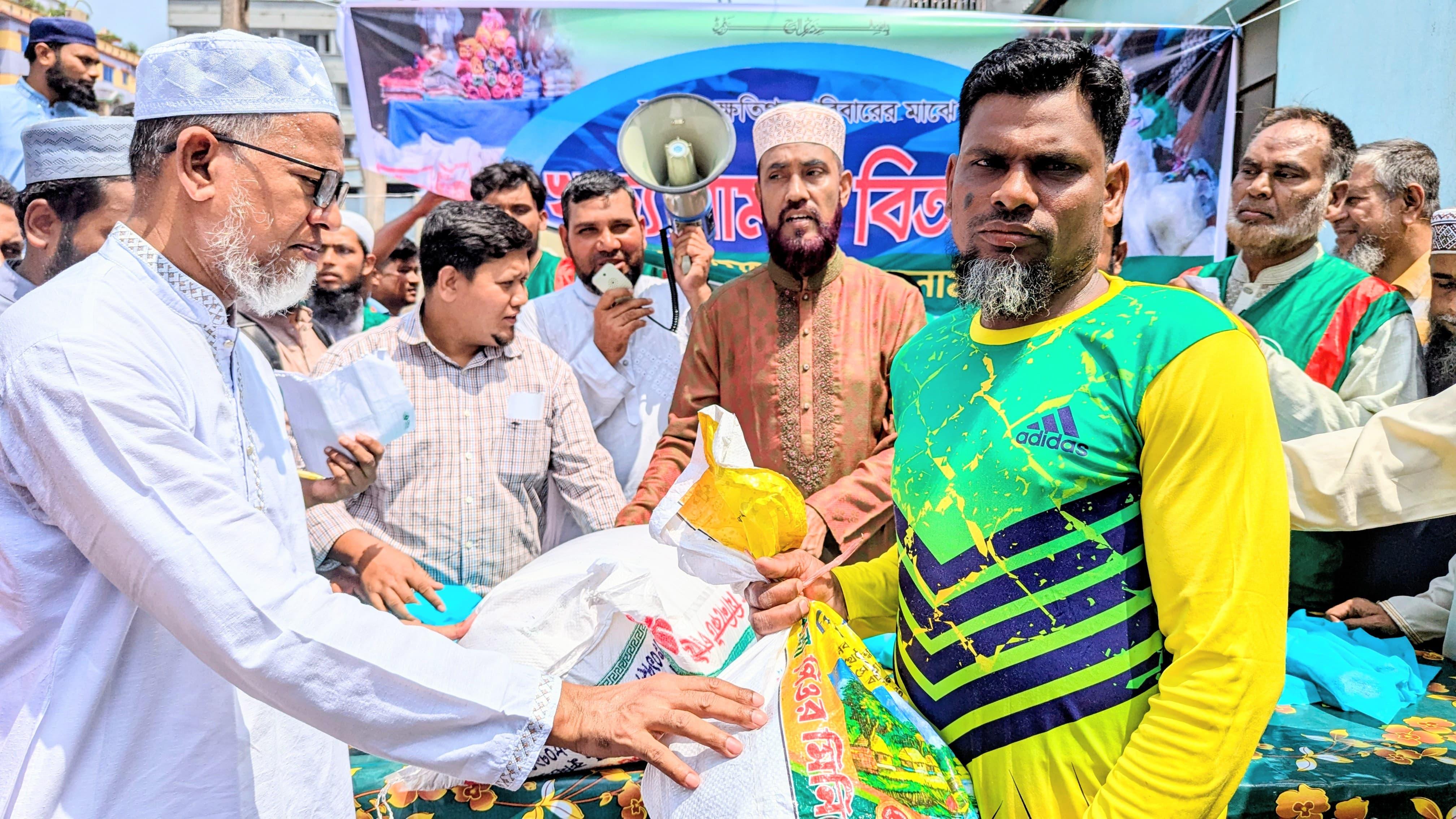 তুরাগে অগ্নিকাণ্ডে ক্ষতিগ্রস্তদের মাঝে জামায়াতের ত্রাণ বিতরণ।