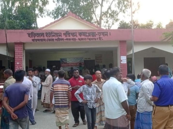 চেয়ারম্যানকে মারতে গিয়ে স্থানীয়দের রোষে ইউপি সচিব, পুলিশের হস্তক্ষেপে উদ্ধার