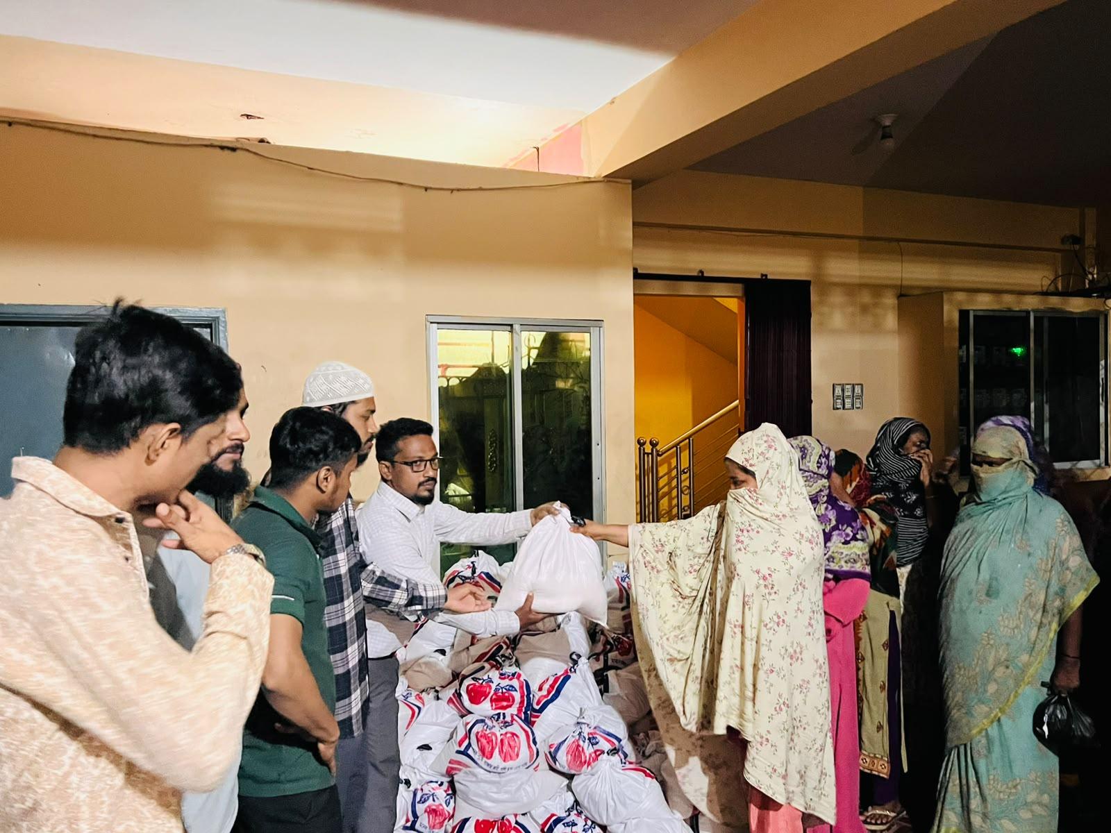 মেয়র ডা. শাহাদাত হোসেনের পক্ষ থেকে ক্ষতিগ্রস্ত মানুষের মাঝে ত্রাণ বিতরণ