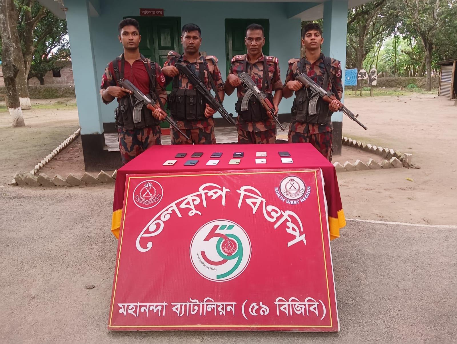 চাঁপাইনবাবগঞ্জ সীমান্তে ৫৯ বিজিবির অভিযান ২৯টি চোরাই মোবাইল জব্দ