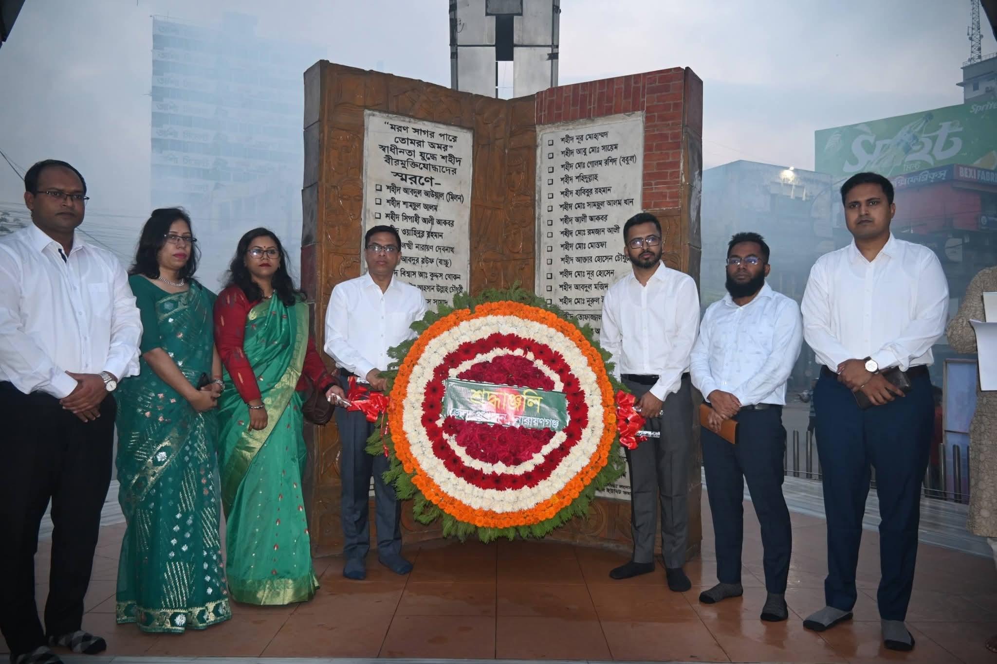 স্বাধীনতা দিবসের প্রথম প্রহরে নারায়ণগঞ্জ জেলা প্রশাসক মোঃ রায়হান কবিরের পুষ্পস্তবক অর্পণ