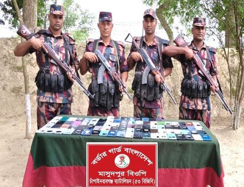 চাঁপাইনবাবগঞ্জ সীমান্তে ৫৩ বিজিবির বড় সাফল্য বিপুল পরিমাণ ভারতীয় মোবাইল ফোন জব্দ