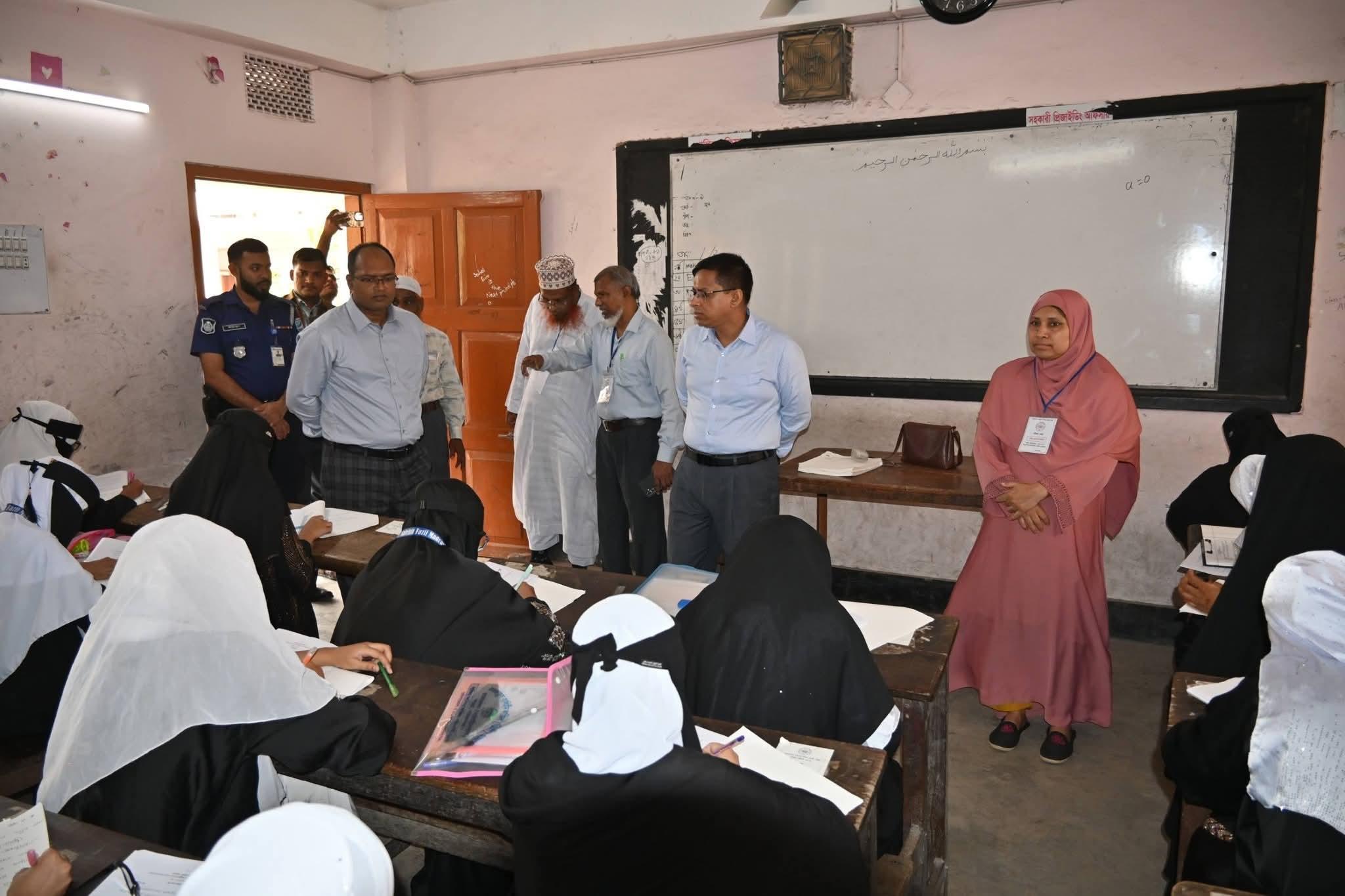নকলমুক্ত পরিবেশে এসএসসি ও সমমান পরীক্ষা শুরু, কেন্দ্র পরিদর্শনে ডিসি মোঃ রায়হান কবির